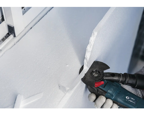 Multiverktyg skär isoleringsskiva av polystyren