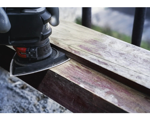 Deltaslipmaskin slipar en träbit