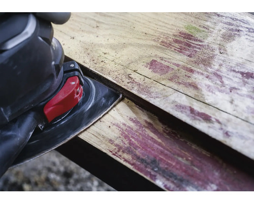 En slipmaskin slipar trä.