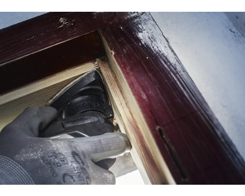 Multifunktionsverktyg som används på en träram