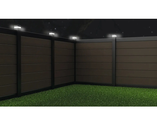 Trästaket med integrerad belysning i trädgården