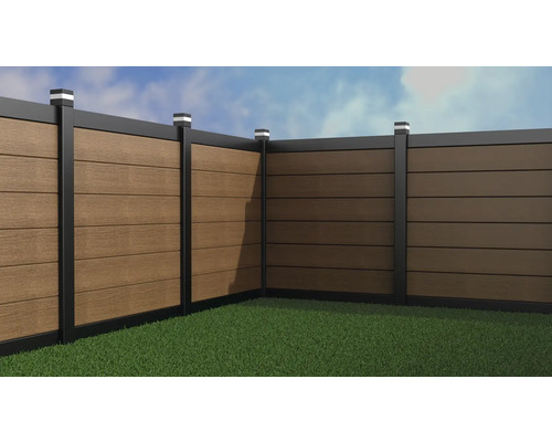 Trästaket med svarta stolpar i trädgården