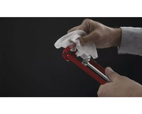 Rengöring av en patronspruta med en trasa