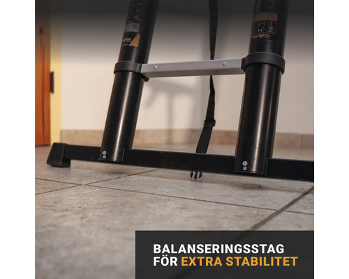 Detalj av en teleskopisk stege med stabiliseringsstag för extra stabilitet.