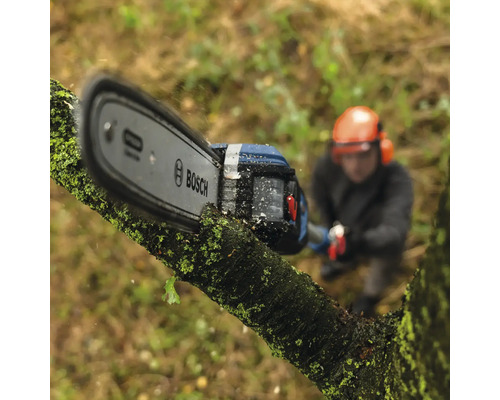 Bosch-logotyp på en batteridriven motorsåg som sågar en gren