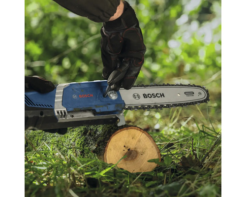 Bosch batteridriven motorsåg används för att såga en trädstam