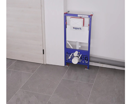 Installationssystem för vägghängd toalett med spolcistern och monteringsram