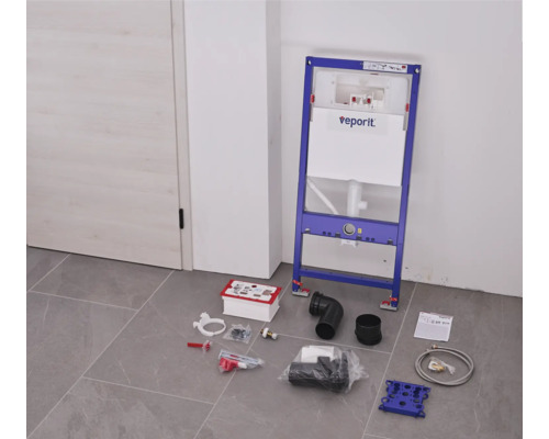 Väggmonterad WC-fixtur med installationsmaterial.