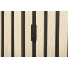 Närbild av en akustikpanel med monteringsklämma