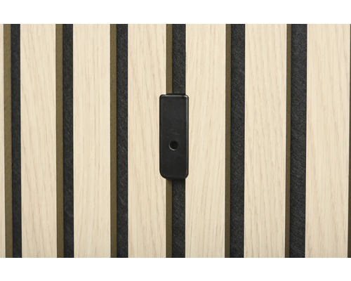 Närbild av en akustikpanel med monteringsklämma