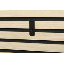 Närbild av en akustikpanel i trä med svart fästelement