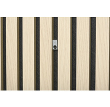 Närbild av en akustikpanel med träribbor och fästklämma