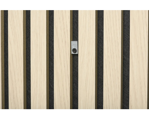 Närbild av en akustikpanel med träribbor och fästklämma