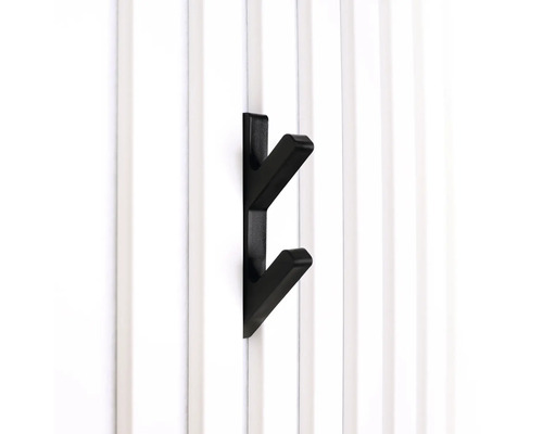 Svart klädkrok med två armar på en vit vägg.