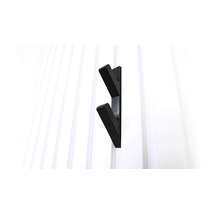 Svart väggmonterad hatthylla med tre krokar