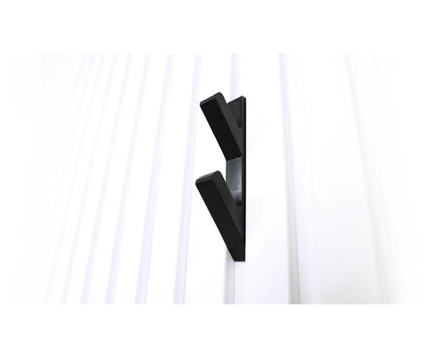 Svart väggmonterad hatthylla med tre krokar