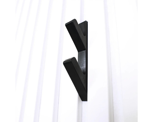 Svart klädkrok på en vit vägg