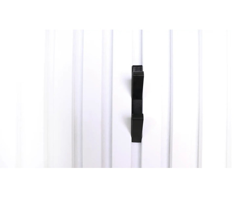 Svart klädkrok på vit trävägg