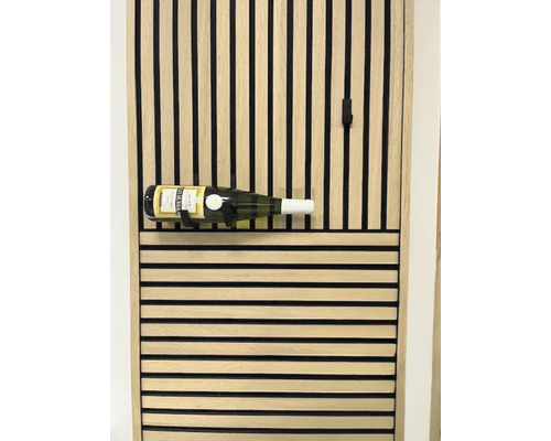 Träpanel med horisontella och vertikala ribbor och vinflaska