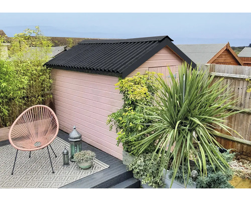 Trädgårdsvy med skjul, växter och sittplats