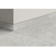 Installation av golvplattor och golvsocklar på en vägg