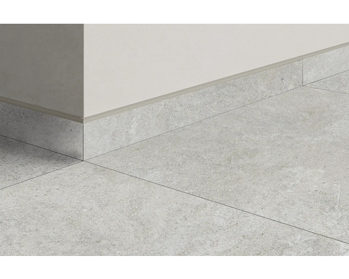 Installation av golvplattor och golvsocklar på en vägg