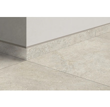 Detaljbild av kakel och golvsocklar inomhus