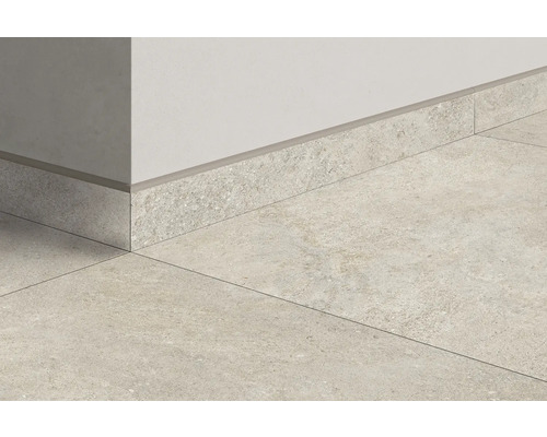 Detaljbild av kakel och golvsocklar inomhus