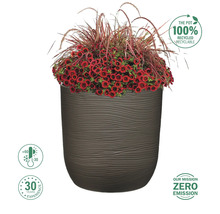 Blomkruka med röd plantering och gräs, med symboler för temperaturbeständighet, återvinningsbart material och företagsmission.