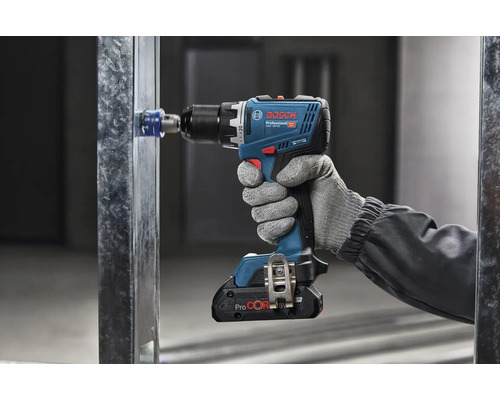 Sladdlös skruvdragare som borrar i metallprofil