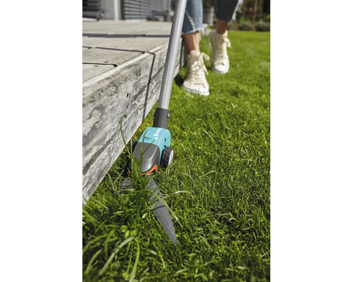 Gardena batteridriven grässax i bruk på en gräsmatta