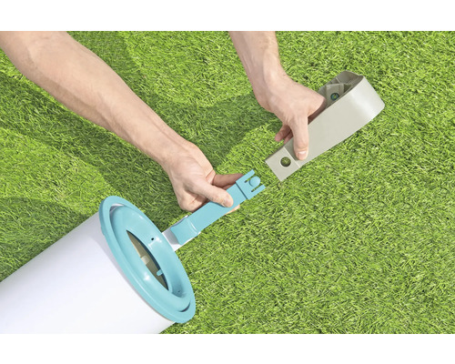 Person som monterar en poolstege på en gräsmatta.