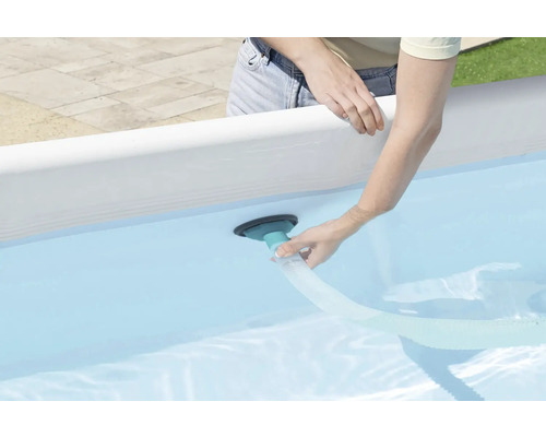 Person ansluter poolrengörare till pool