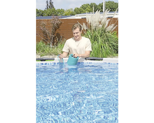 Man häller rengöringsvätska i en pool