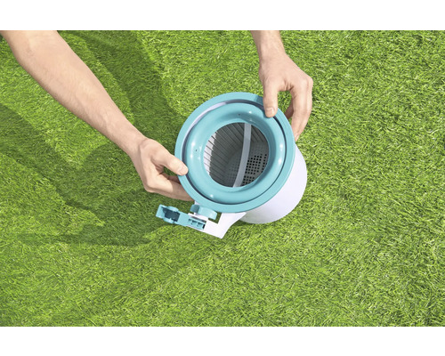 Poolskimmer i gräset