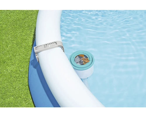 Närbild av en pool med ytskummare för rengöring av poolvatten