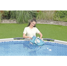 Kvinna placerar en poolrobot i en pool i trädgården