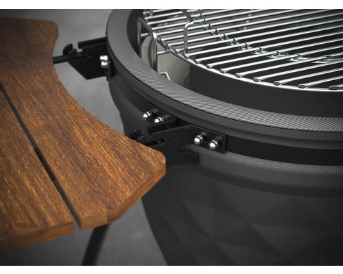 Detaljvy av en Kamado-grill med sidobord och grillgaller