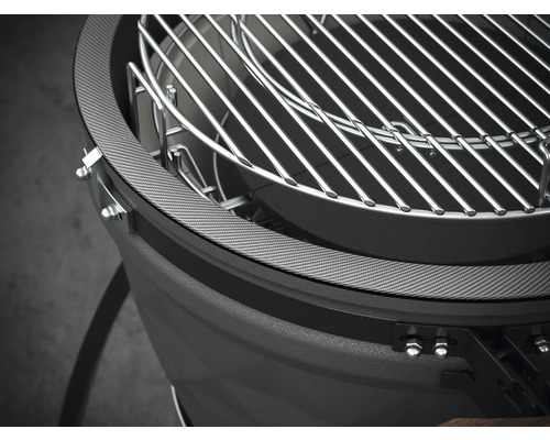 Detaljvy av en klotgrill med grillgaller