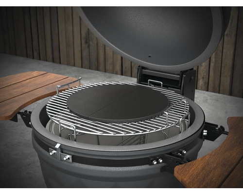 Öppen keramisk grill med grillgaller och sidobord