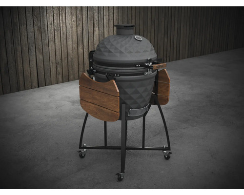 Keramisk grill på hjul med trähyllor