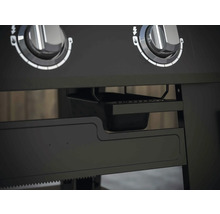 Detaljvy av en grill med vridknappar och uppsamlingsbricka