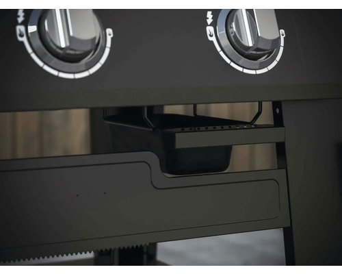 Detaljvy av en grill med vridknappar och uppsamlingsbricka