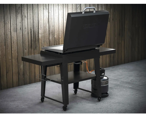 Gasolgrill med öppet lock, hyllor och gasflaska