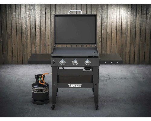 Tenneker gasolgrillvagn med gasflaska framför trävägg