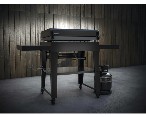 Svart gasgrill med förvaringsutrymmen och gasflaska