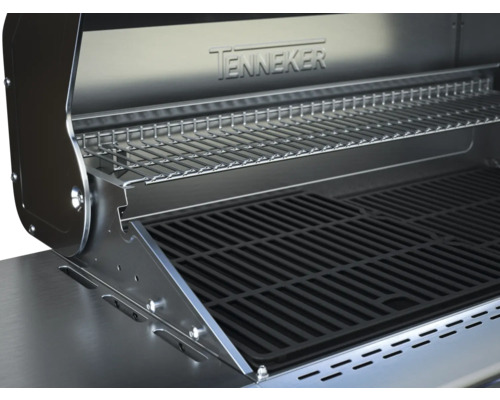Invändig vy av en Tenneker grill med grillgaller och varmhållningsgaller