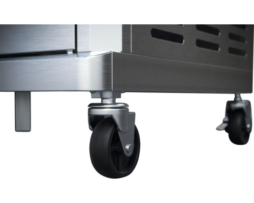 Detaljbild av hjul på ett skåp i rostfritt stål