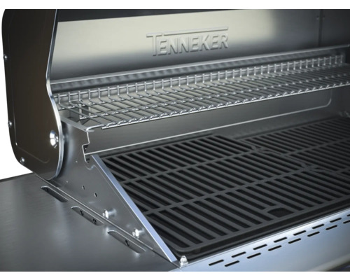 Insida av en gasolgrill med grillgaller och varmhållningsgaller