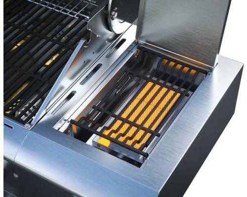 Detaljbild av en grill med öppet lock och grillgaller